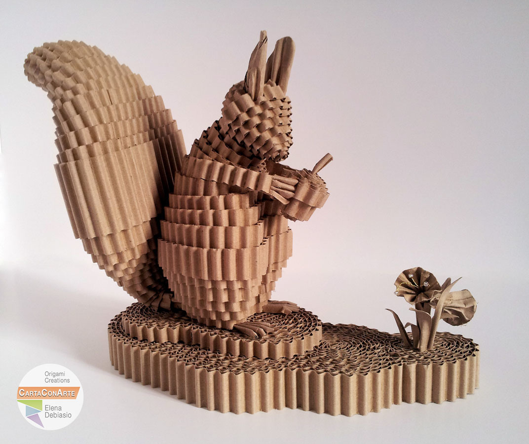 Scoiattolo con ghianda e fiore  