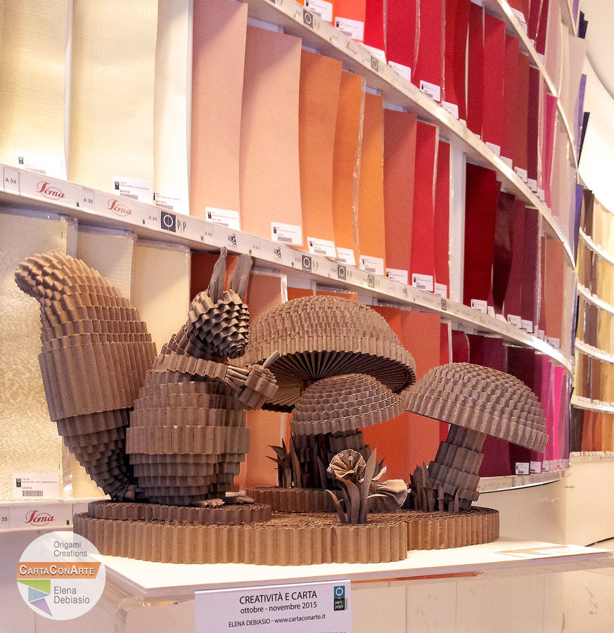 Scoiattolo con ghianda, fiore  e funghi