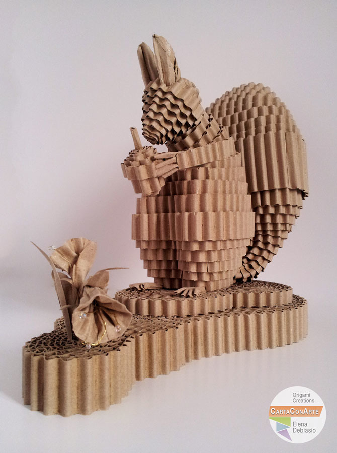 Scoiattolo con ghianda e fiore  